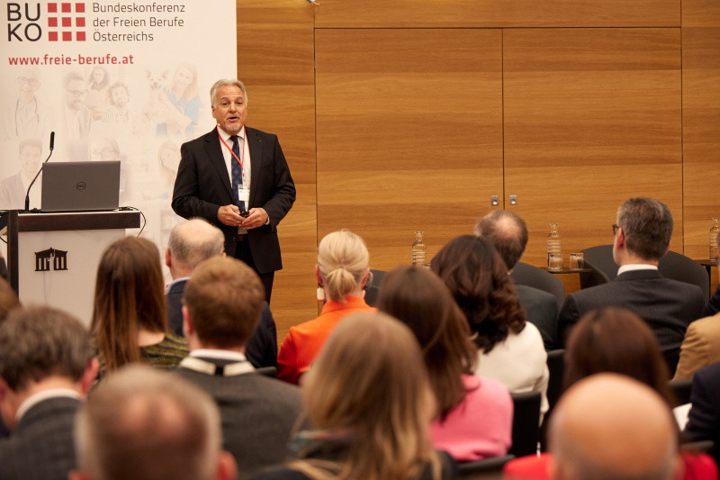 Hauptreferat. Freie Berufe: Für die wirklich wichtigen Dinge im Leben - "Wir wissen, wie’s geht!“ Patentanwalt und Präsident der Bundeskonferenz der Freien Berufe Österreichs (BUKO) Daniel Alge
