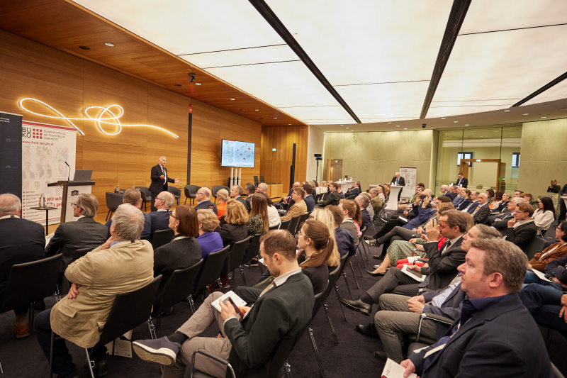 Hauptreferat. Freie Berufe: Für die wirklich wichtigen Dinge im Leben - "Wir wissen, wie’s geht!“ Patentanwalt und Präsident der Bundeskonferenz der Freien Berufe Österreichs (BUKO) Daniel Alge