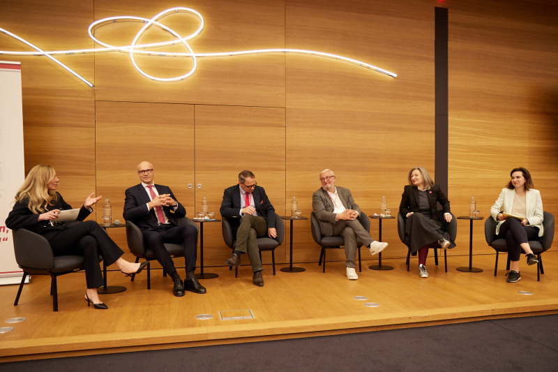 Podiumsgespräch mit Vertreterinnen und Vertretern der fünf Parlamentsklubs. Von links: Journalistin und Moderatorin Nina Kraft, Nationalratsabgeordneter Harald Stefan (FPÖ), Nationalratsabgeordneter Jakob Grüner (ÖVP), Nationalratsabgeordneter Christoph Matznetter (SPÖ), Nationalratsabgeordnete Gertraud Auinger-Oberzaucher (NEOS), Nationalratsabgeordnete Alma Zadić (GRÜNE)