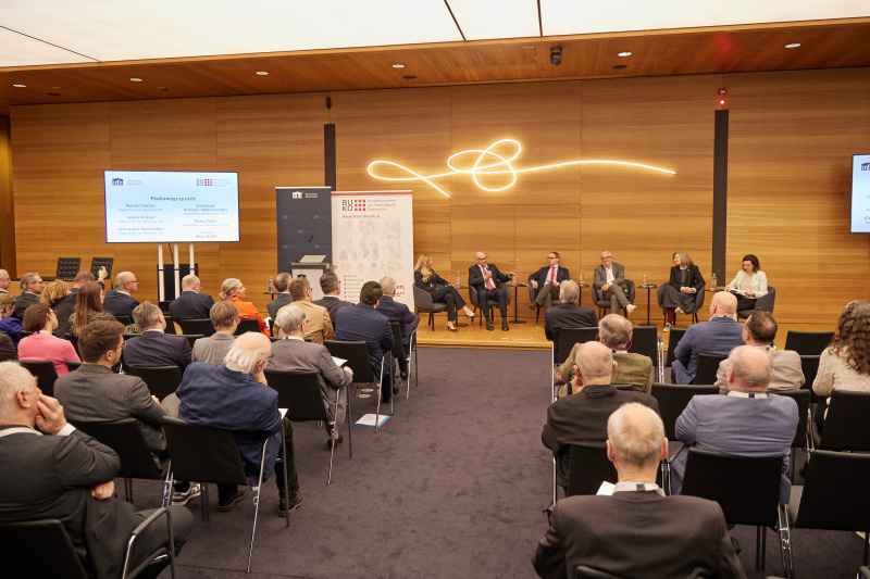 Podiumsgespräch mit Vertreterinnen und Vertretern der fünf Parlamentsklubs. Von links: Journalistin und Moderatorin Nina Kraft, Nationalratsabgeordneter Harald Stefan (FPÖ), Nationalratsabgeordneter Jakob Grüner (ÖVP), Nationalratsabgeordneter Christoph Matznetter (SPÖ), Nationalratsabgeordnete Gertraud Auinger-Oberzaucher (NEOS), Nationalratsabgeordnete Alma Zadić (GRÜNE)