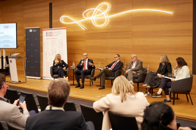 Podiumsgespräch mit Vertreterinnen und Vertretern der fünf Parlamentsklubs. Von links: Journalistin und Moderatorin Nina Kraft, Nationalratsabgeordneter Harald Stefan (FPÖ), Nationalratsabgeordneter Jakob Grüner (ÖVP), Nationalratsabgeordneter Christoph Matznetter (SPÖ), Nationalratsabgeordnete Gertraud Auinger-Oberzaucher (NEOS), Nationalratsabgeordnete Alma Zadić (GRÜNE)