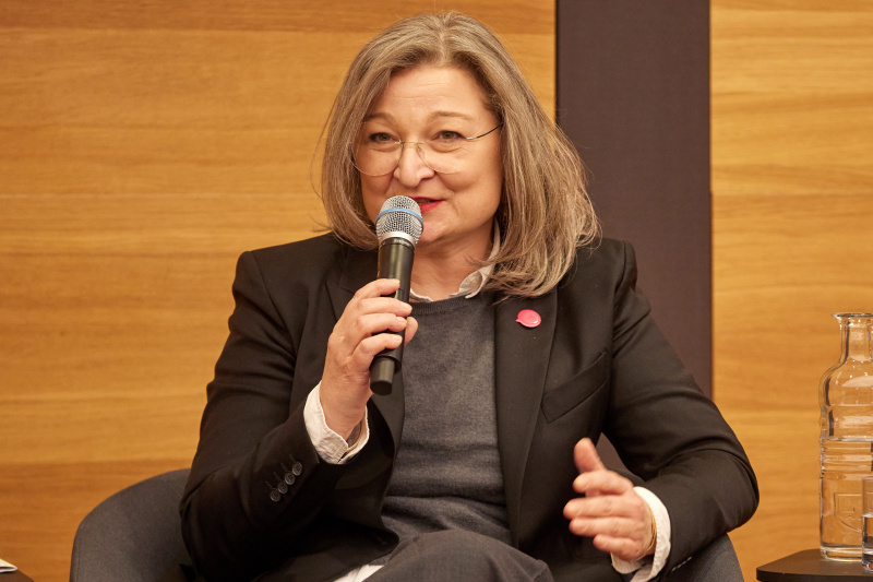 Podiumsgespräch mit Vertreterinnen und Vertretern der fünf Parlamentsklubs. Nationalratsabgeordnete Gertraud Auinger-Oberzaucher (NEOS)