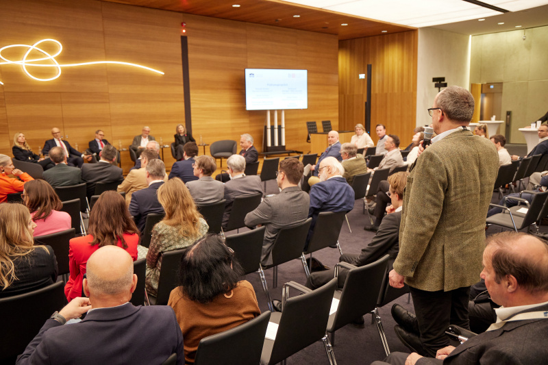 Podiumsgespräch mit Vertreterinnen und Vertretern der fünf Parlamentsklubs. Von links: Journalistin und Moderatorin Nina Kraft, Nationalratsabgeordneter Harald Stefan (FPÖ), Nationalratsabgeordneter Jakob Grüner (ÖVP), Nationalratsabgeordneter Christoph Matznetter (SPÖ), Nationalratsabgeordnete Gertraud Auinger-Oberzaucher (NEOS), Nationalratsabgeordnete Alma Zadić (GRÜNE)