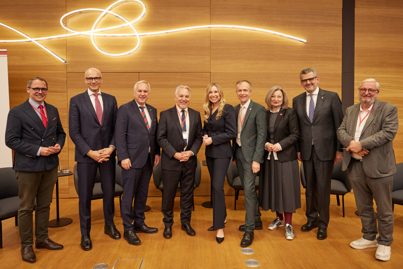 Von links: Nationalratsabgeordneter Jakob Grüner (ÖVP), Nationalratsabgeordneter Harald Stefan (FPÖ), Nationalratspräsident Walter Rosenkranz (FPÖ), Patentanwalt und Präsident der Bundeskonferenz der Freien Berufe Österreichs (BUKO) Daniel Alge, Journalistin und Moderatorin Nina Kraft, Präsident der Österreichischen Notariatskammer Claus Spruzina, Nationalratsabgeordnete Gertraud Auinger-Oberzaucher (NEOS), Präsident des Österreichischen Rechtsanwaltskammertages (ÖRAK) Armenak Utudjian, Nationalratsabgeordneter Christoph Matznetter (SPÖ)