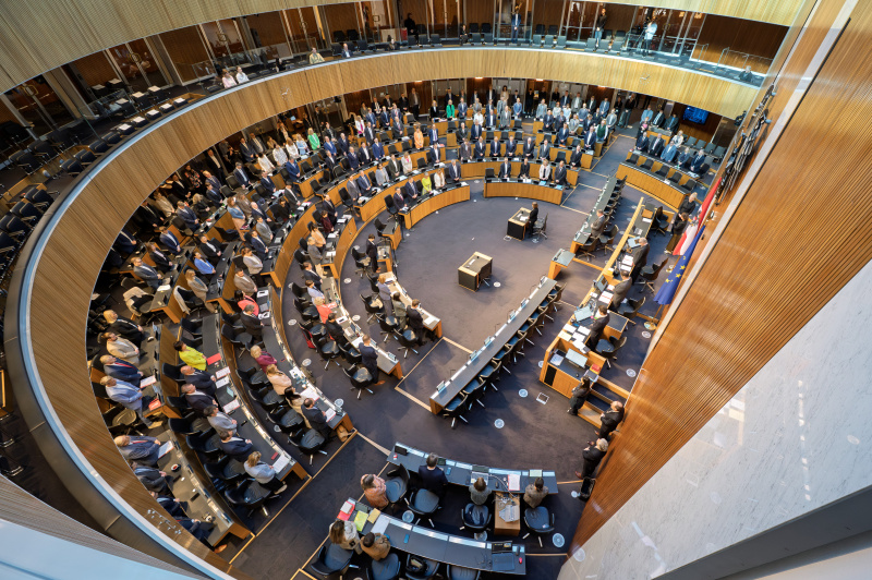Blick ins Plenum. Gedenkminute für den verstorbenen Justizminister Harald Ofner