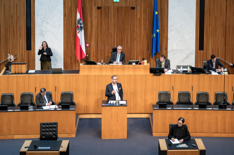 Am Rednerpult: Nationalratsabgeordneter Christian Hafenecker (FPÖ)