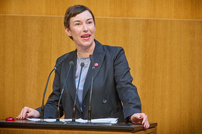 Am Rednerinnenpult: Nationalratsabgeordnete Henrike Brandstötter (NEOS)