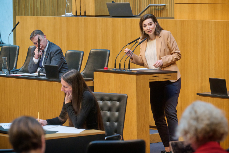 Am Rednerinnenpult: Nationalratsabgeordnete Alma Zadić (GRÜNE)