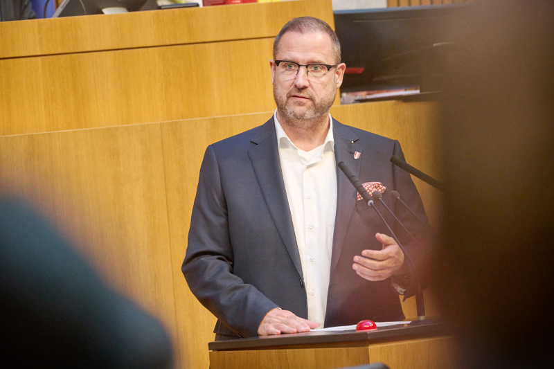 Am Rednerpult: Nationalratsabgeordneter Christian Hafenecker (FPÖ)