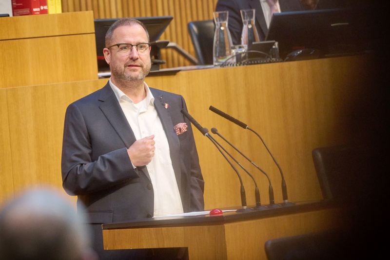 Am Rednerpult: Nationalratsabgeordneter Christian Hafenecker (FPÖ)