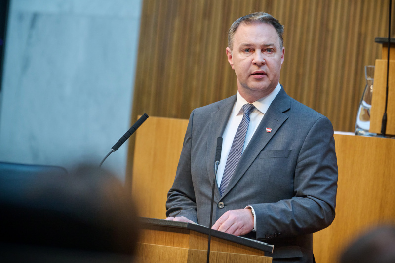 Am Rednerpult: Vizekanzler Andreas Babler (SPÖ)