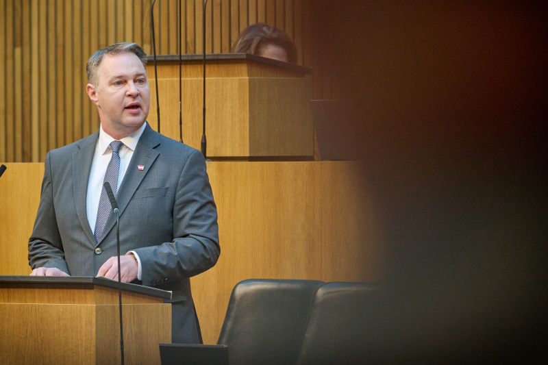 Am Rednerpult: Vizekanzler Andreas Babler (SPÖ)