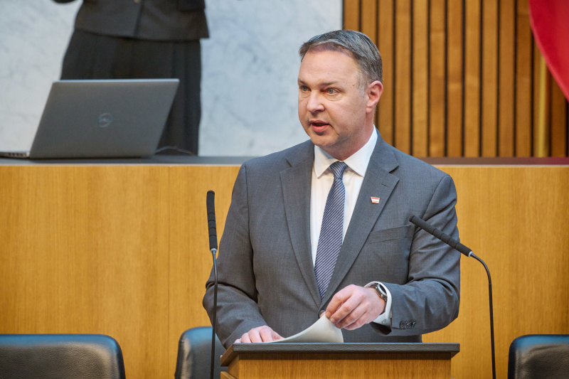 Am Rednerpult: Vizekanzler Andreas Babler (SPÖ)