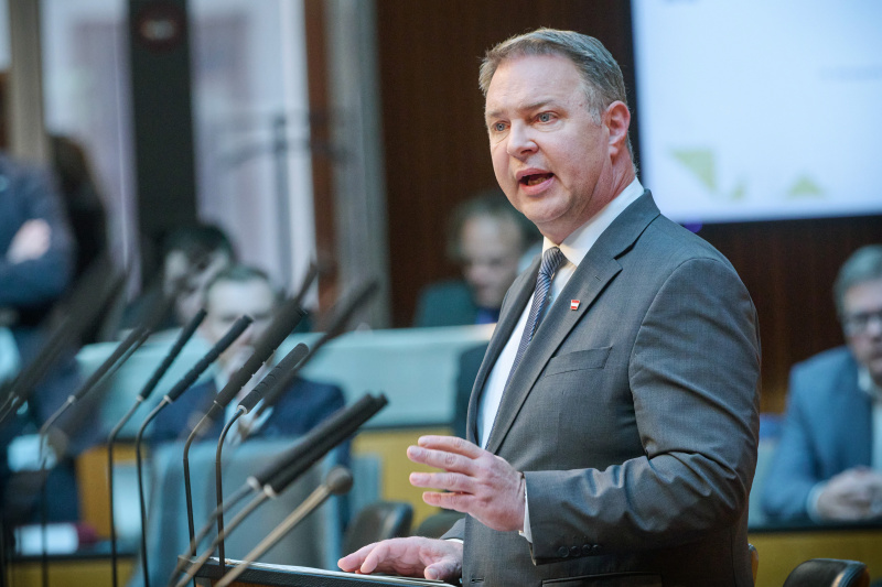 Am Rednerpult: Vizekanzler Andreas Babler (SPÖ)