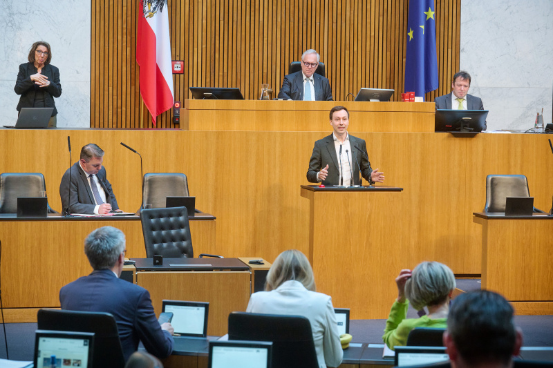 Am Rednerpult: Klubobmann Nico Marchetti (ÖVP)