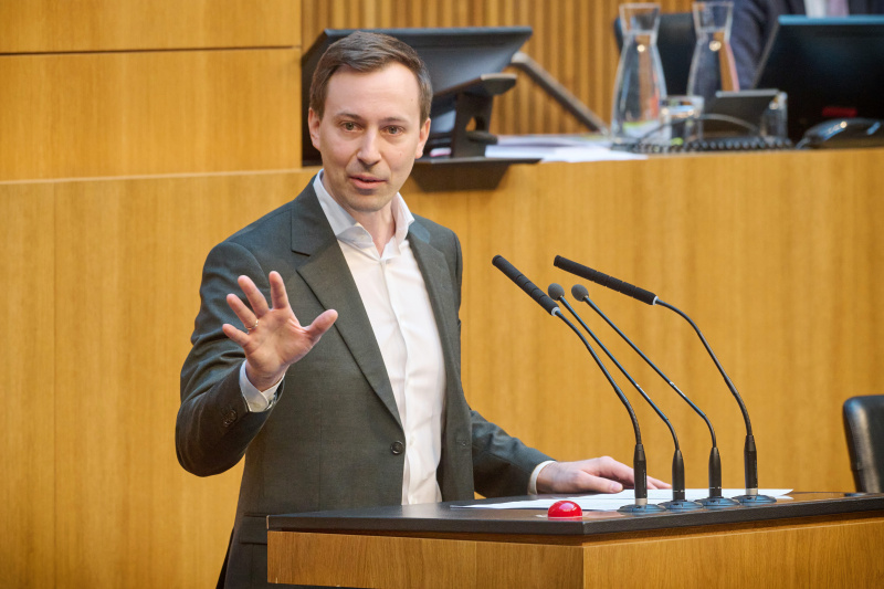 Am Rednerpult: Klubobmann Nico Marchetti (ÖVP)