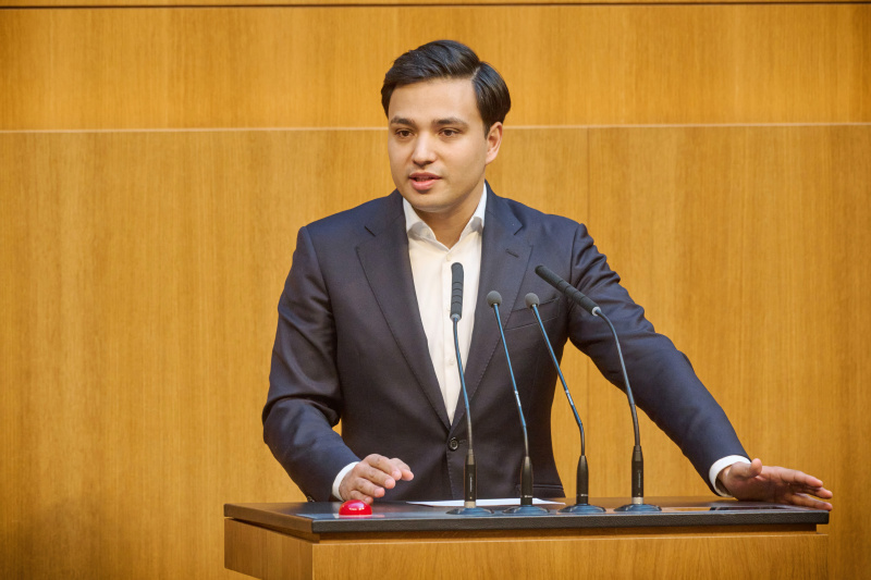 Am Rednerpult: Klubobmann Yannik Shetty (NEOS)