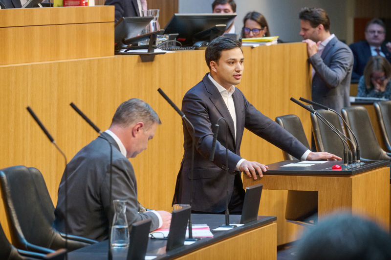 Am Rednerpult: Klubobmann Yannik Shetty (NEOS)