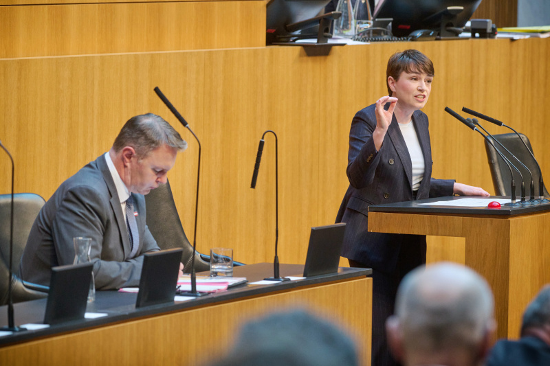 Am Rednerinnenpult: Nationalratsabgeordnete Sigrid Maurer (GRÜNE)