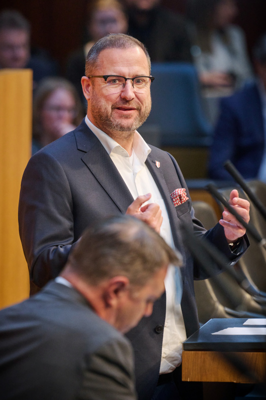 Am Rednerpult: Nationalratsabgeordneter Christian Hafenecker (FPÖ)