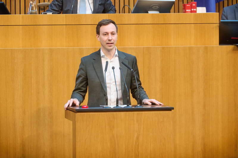 Am Rednerpult: Klubobmann Nico Marchetti (ÖVP)