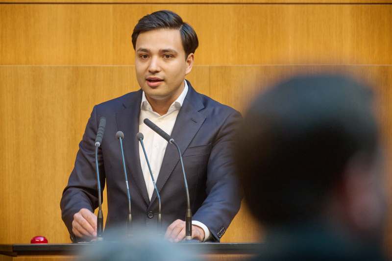 Am Rednerpult: Klubobmann Yannik Shetty (NEOS)