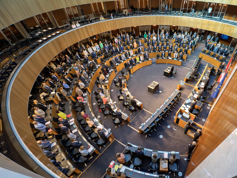 Blick ins Plenum. Gedenkminute für den verstorbenen Justizminister Harald Ofner