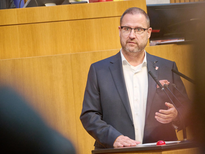 Am Rednerpult: Nationalratsabgeordneter Christian Hafenecker (FPÖ)