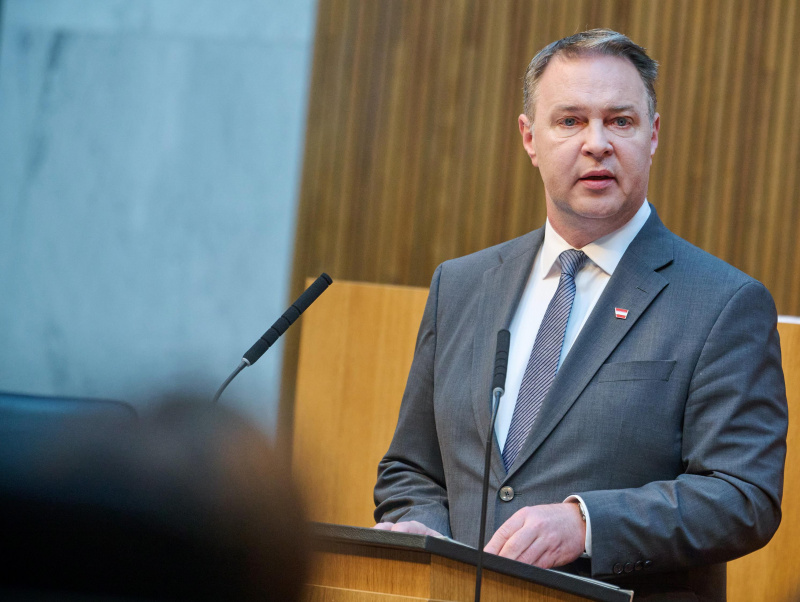 Am Rednerpult: Vizekanzler Andreas Babler (SPÖ)