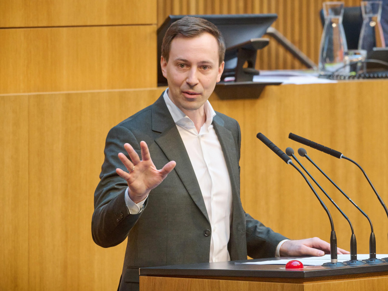 Am Rednerpult: Klubobmann Nico Marchetti (ÖVP)