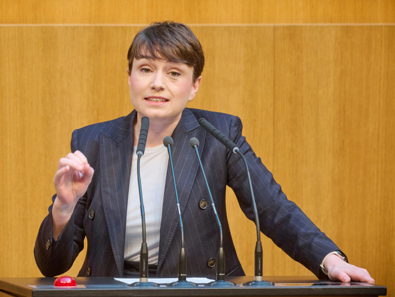 Am Rednerinnenpult: Nationalratsabgeordnete Sigrid Maurer (GRÜNE)