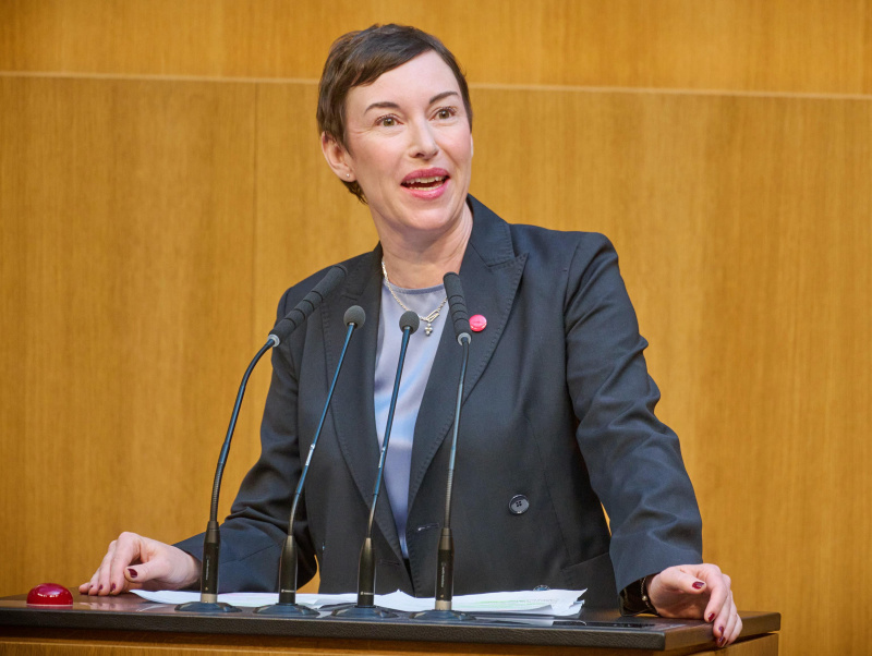 Am Rednerinnenpult: Nationalratsabgeordnete Henrike Brandstötter (NEOS)