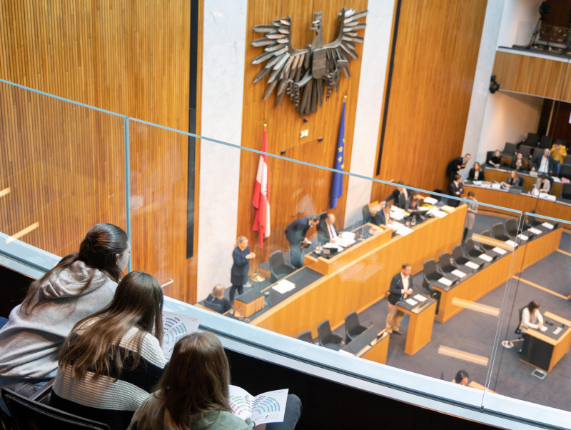 Teilnehmerinnen beim Girl's Day besuchen die 209. Nationalratssitzung