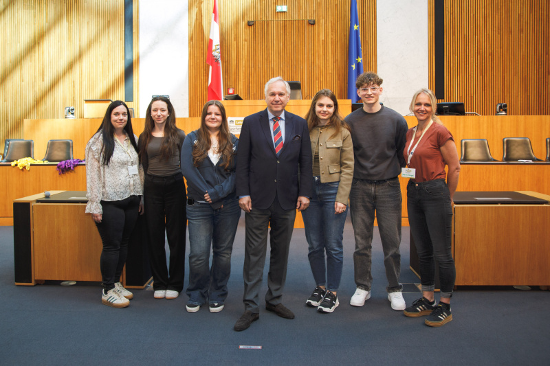 Gruppenfoto. Nationalratspräsident Walter Rosenkranz (FPÖ) (Mitte) und Lehrlinge der Berufsschulen/Unternehmen: aks gesundheit GmbH