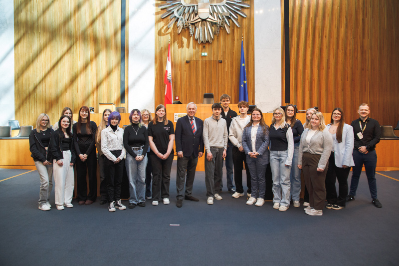 Gruppenfoto. Nationalratspräsident Walter Rosenkranz (FPÖ) (Mitte) und Lehrlinge der Berufsschulen/Unternehmen: Berufsschule Wels 3