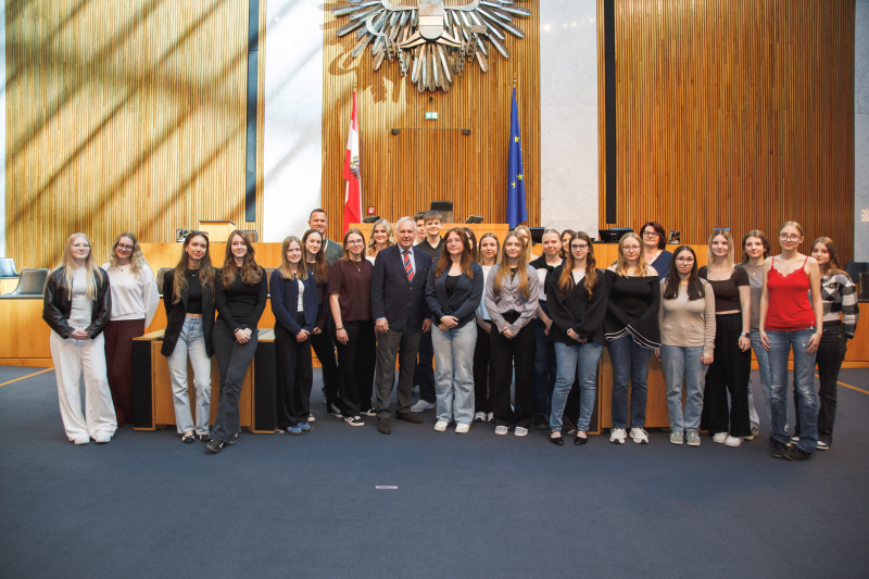 Gruppenfoto. Nationalratspräsident Walter Rosenkranz (FPÖ) (Mitte) und Lehrlinge der Berufsschulen/Unternehmen: Berufsschule Linz 6