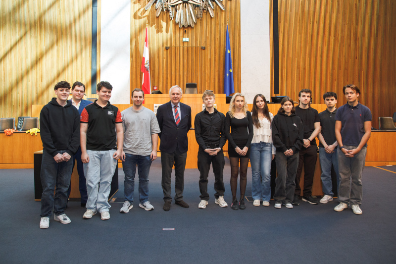Gruppenfoto. Nationalratspräsident Walter Rosenkranz (FPÖ) (Mitte) und Lehrlinge der Berufsschulen/Unternehmen: Austrian Airlines