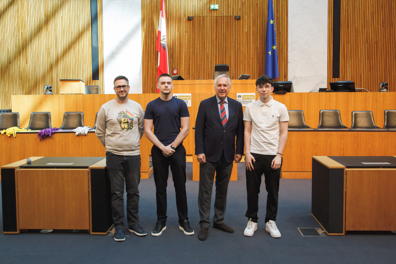 Gruppenfoto. Nationalratspräsident Walter Rosenkranz (FPÖ) (3. von links) und Lehrlinge der Berufsschulen/Unternehmen: Wiener Wohnen Kundenservice GmbH