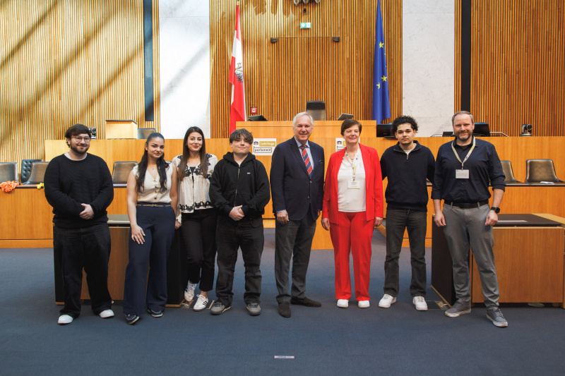 Gruppenfoto. Nationalratspräsident Walter Rosenkranz (FPÖ) (Mitte) und Lehrlinge der Berufsschulen/Unternehmen: Geldservice Austria