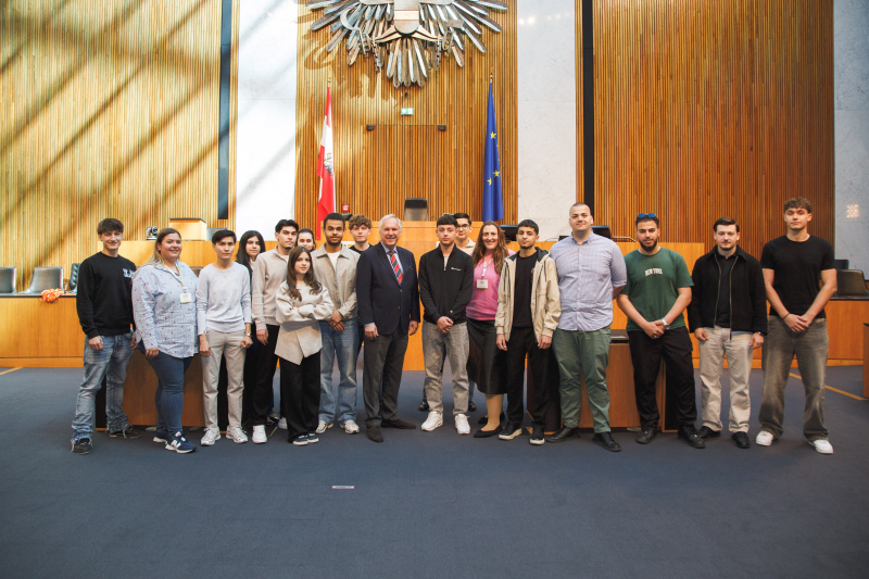 Gruppenfoto. Nationalratspräsident Walter Rosenkranz (FPÖ) (Mitte) und Lehrlinge der Berufsschulen/Unternehmen: Wiener Wohnen Hausbetreuung