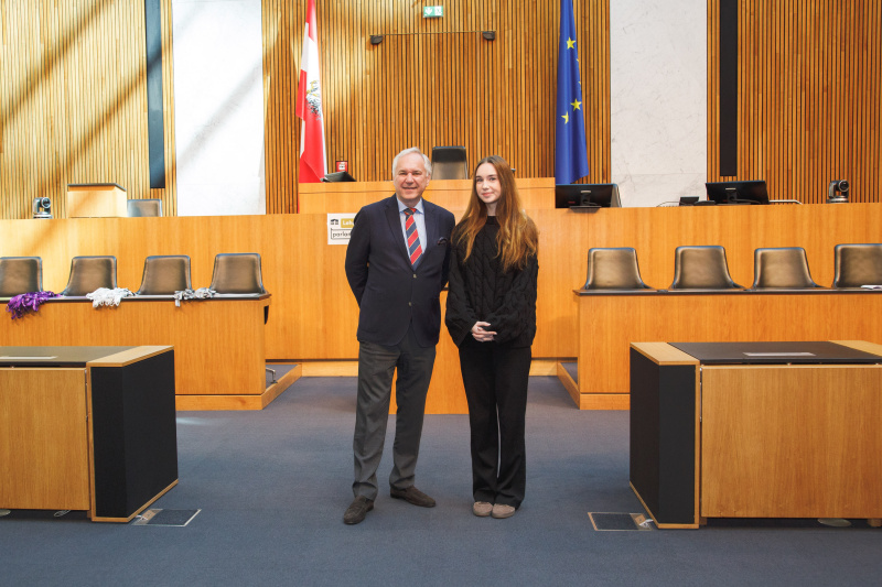 Nationalratspräsident Walter Rosenkranz (FPÖ) mit Veranstaltungsteilnehmerin