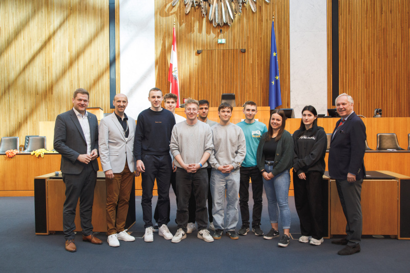 Gruppenfoto. Nationalratspräsident Walter Rosenkranz (FPÖ) (rechts) und Bundesratspräsident Markus Stotter (ÖVP) (links) mit Lehrlingen der Berufsschulen/Unternehmen: Tiroler Fachberufsschule Lienz
