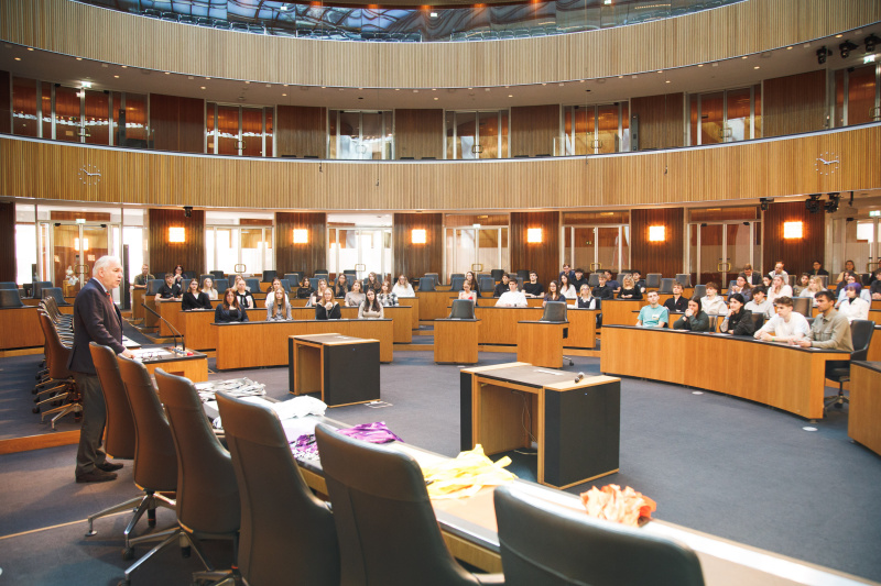 Begrüßung durch Nationalratspräsident Walter Rosenkranz (FPÖ). Blick Richtung Veranstaltungsteilnehmerinnen und Veranstaltungsteilnehmer