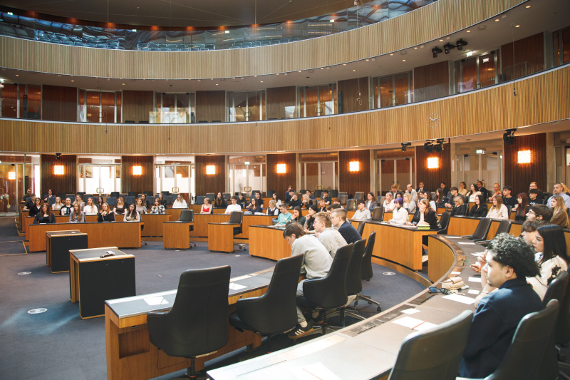 Blick Richtung Veranstaltungsteilnehmerinnen und Veranstaltungsteilnehmer