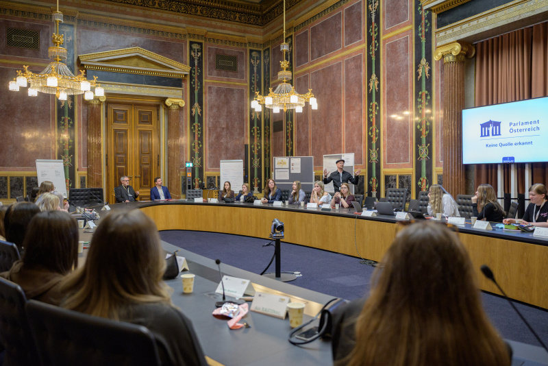 Die Experten Leopold Wagner und Daniel Bayer beraten die Lehrlinge von Klub Weiß