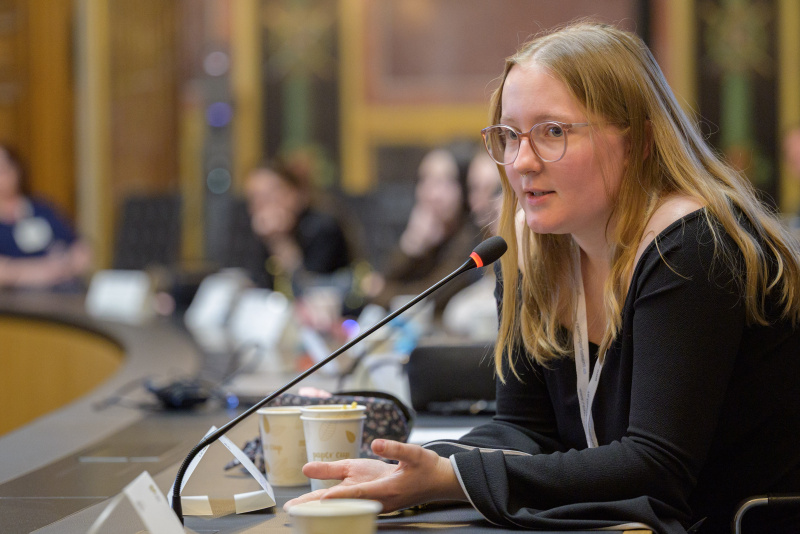 1. Vorbereitungssitzung der Lehrlinge von Klub Weiß. Veranstaltungsteilnehmerin am Wort