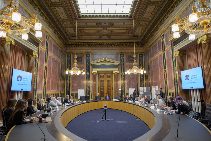 Die Experten Leopold Wagner und Daniel Bayer beraten die Lehrlinge von Klub Weiß