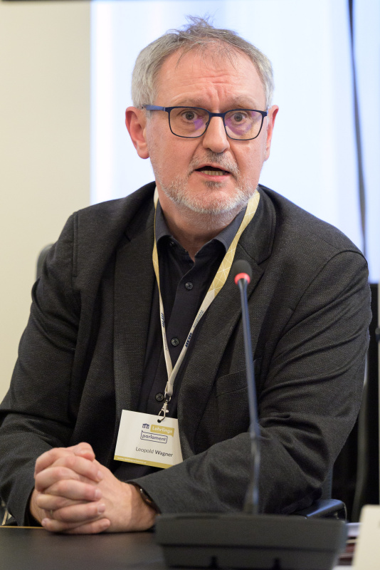 Lehrer an der Berufsschule für Verwaltungsberufe in Wien Leopold Wagner berät die 1. Vorbereitungssitzung der Lehrlinge von Klub Gelb