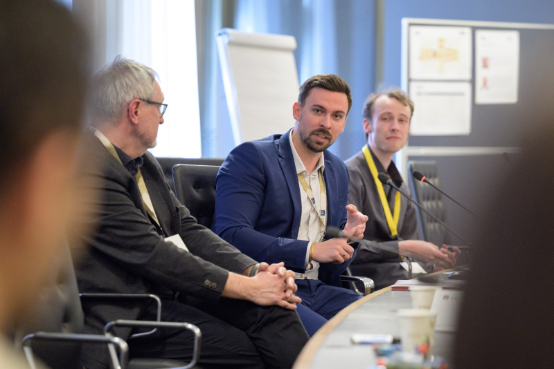 Referent für Digitalisierung und Künstliche Intelligenz in der Bildungspolitik der WKÖ Daniel Bayer berät die 1. Vorbereitungssitzung der Lehrlinge von Klub Gelb