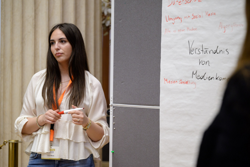 1. Vorbereitungssitzung der Lehrlinge von Klub Orange. Veranstaltungsteilnehmerin an der Moderationstafel